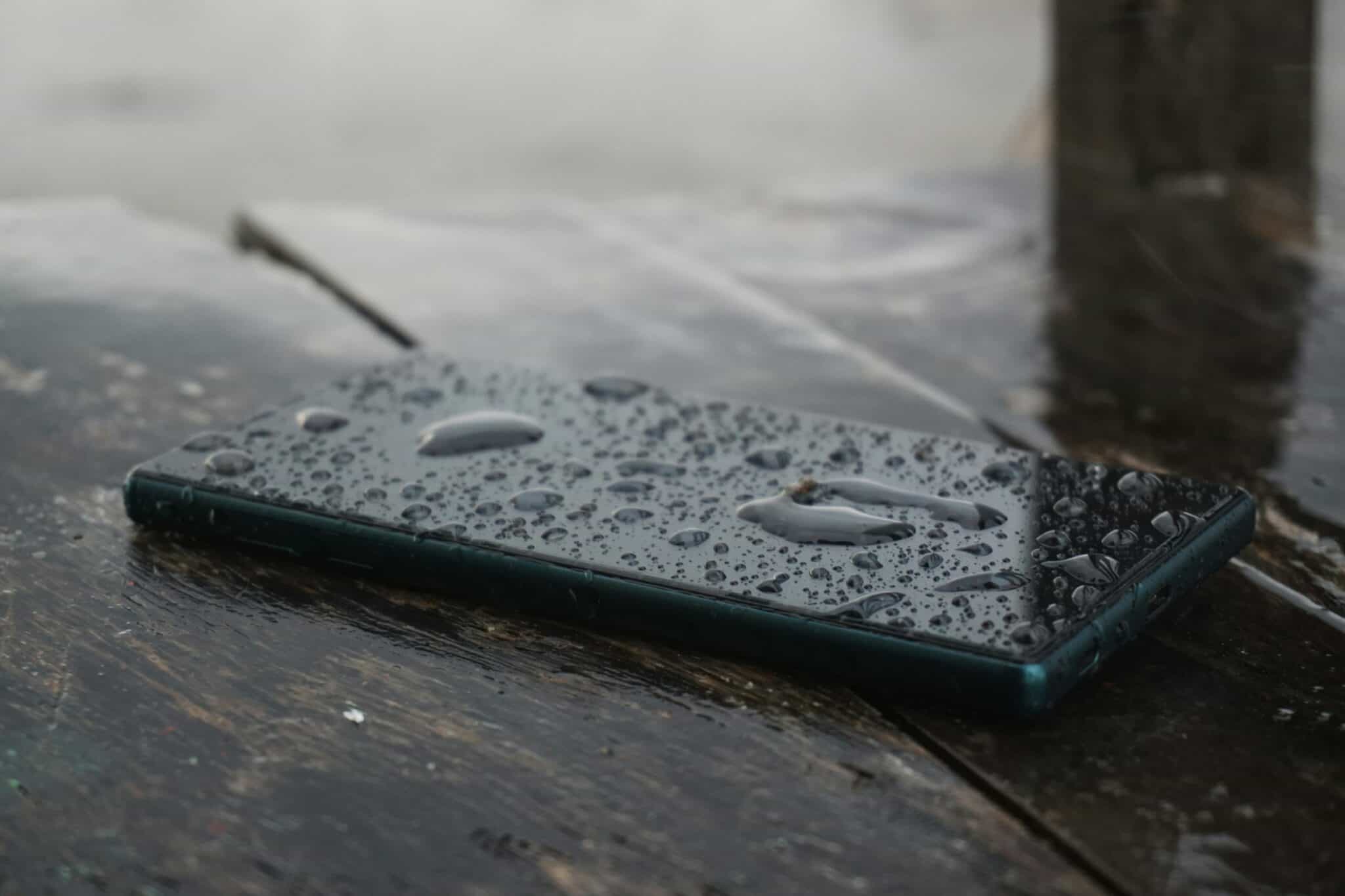 iPhone 手機進水怎麼辦？正確急救步驟與維修指南