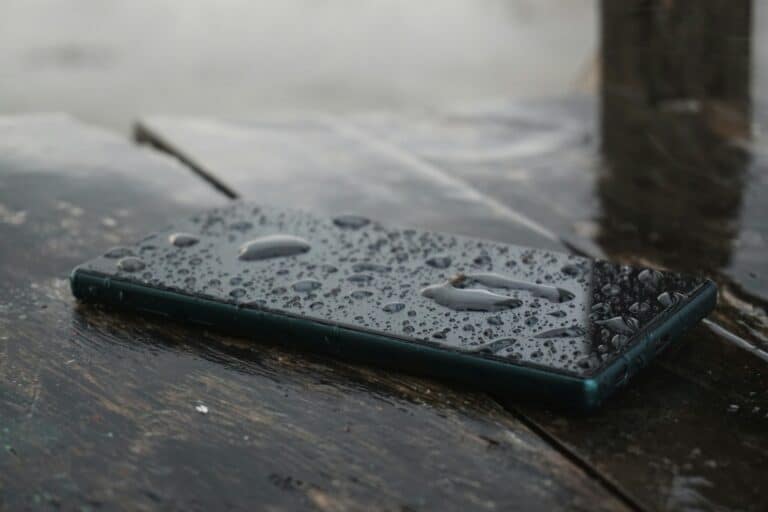 iPhone 手機進水怎麼辦？正確急救步驟與維修指南
