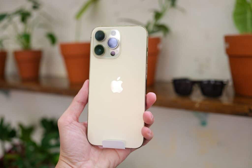3 面向評估 iPhone 主機板維修是否值得／Photo by Thai Nguyen on Unsplash