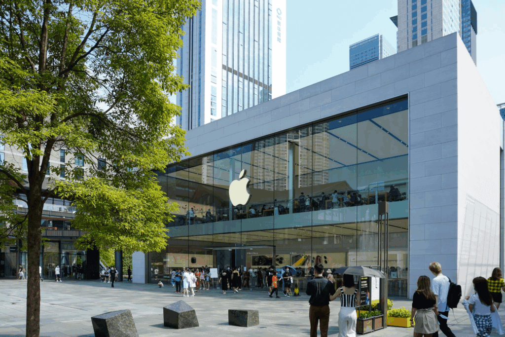 iPhone 原廠電池更換費用(官方 vs. 第三方)/Photo by Chris Nagahama on Unsplash