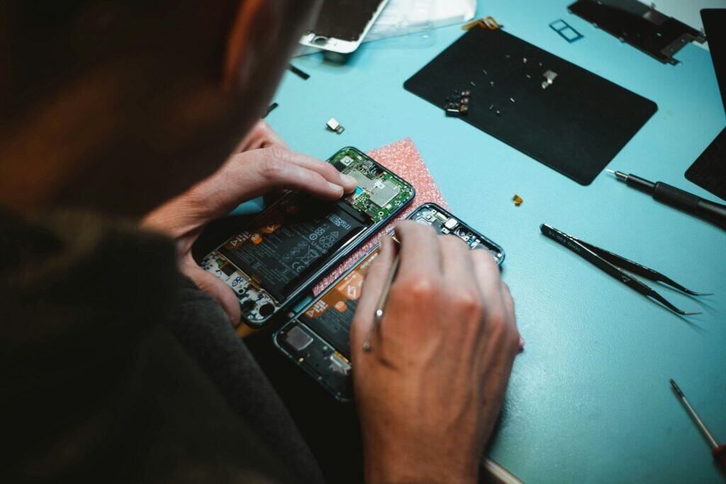  iPhone 壞掉先別急著買新機，先送檢測／Photo by Kilian Seiler on Unsplash