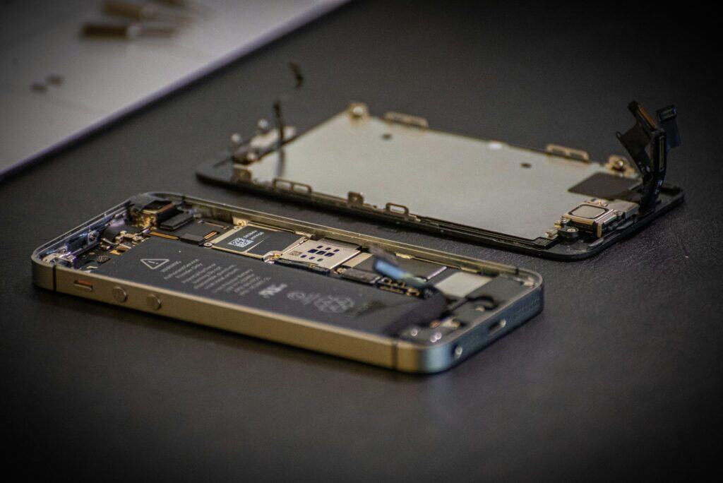iPhone 主機板維修跟許多零件有關／Photo by Joel Rohland on Unsplash