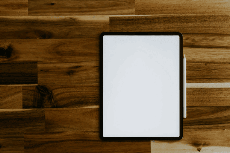iPad 螢幕維修 4 大常見問題/Photo by Kelly Sikkema on Unsplash