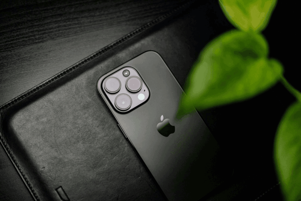 常見 iPhone 鏡頭問題 3 大成因/Photo by Omar Al-Ghosson on Unsplash