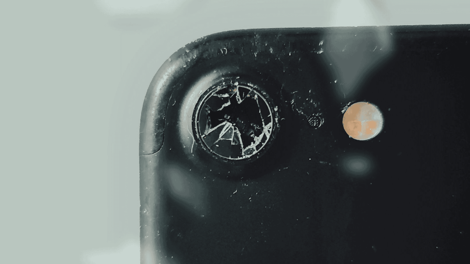 iPhone 鏡頭刮傷處理方式/Photo by Kyrylo Kholopkin on Unsplash