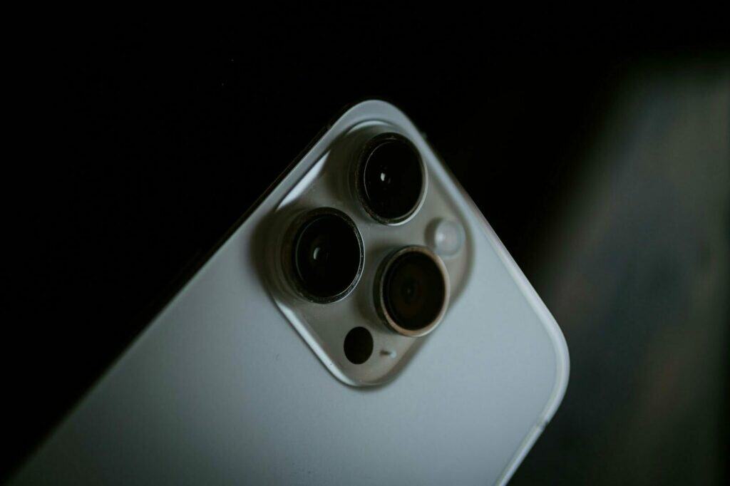 📸 貼鏡頭貼與否，維修成本落差高達數十倍。／Photo by Matthias Oberholzer on Unsplash