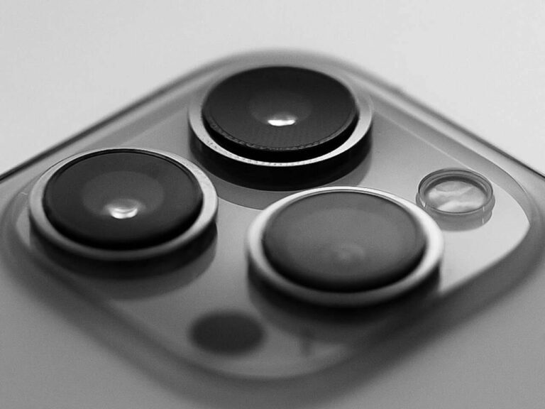 📷 鏡頭貼成本不到維修費的十分之一。／Photo by Sheeyam on Unsplash