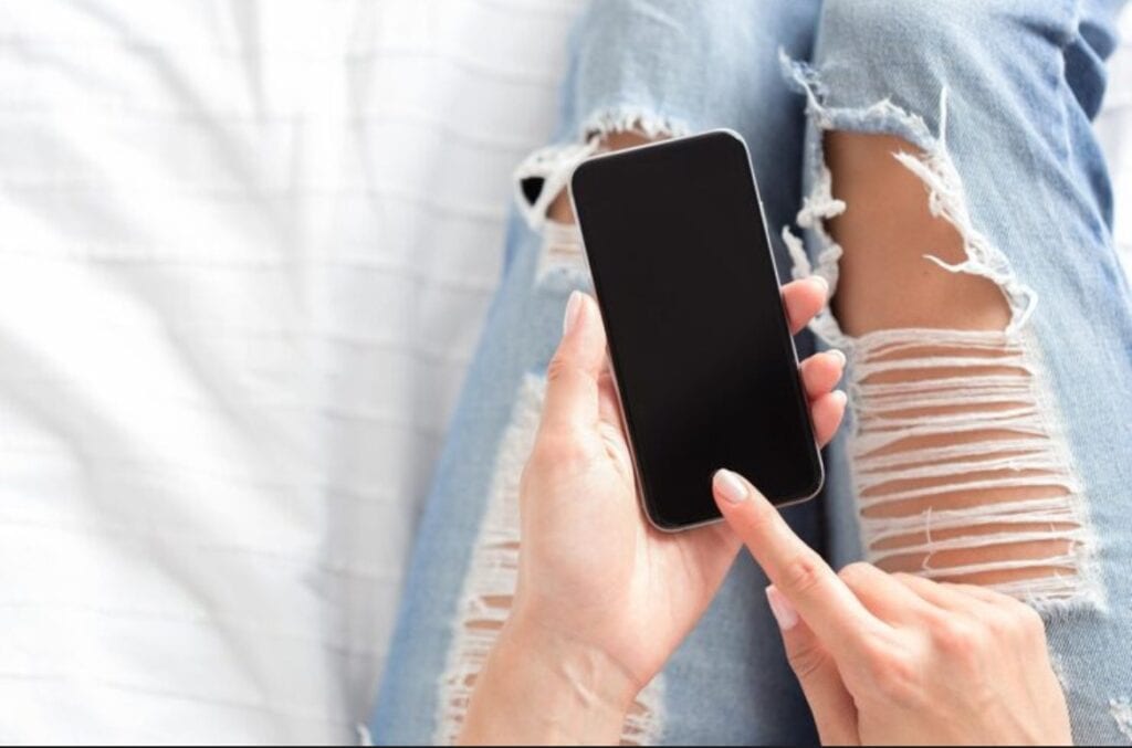 當螢幕黑屏、閃爍或進水時，建議整組更換螢幕總成以確保安全。／Photo By FREEPIK