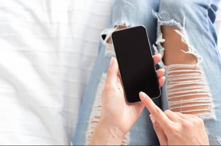 當螢幕黑屏、閃爍或進水時，建議整組更換螢幕總成以確保安全。／Photo By FREEPIK