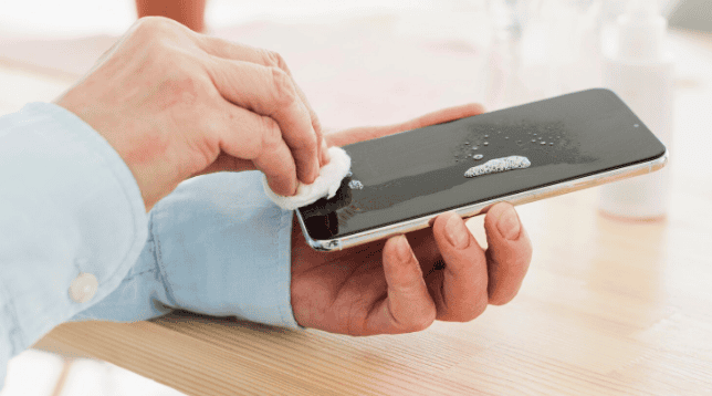 📸 以氣吹與軟毛刷清理充電孔，可安全去除灰塵與纖維。／Photo By Freepik