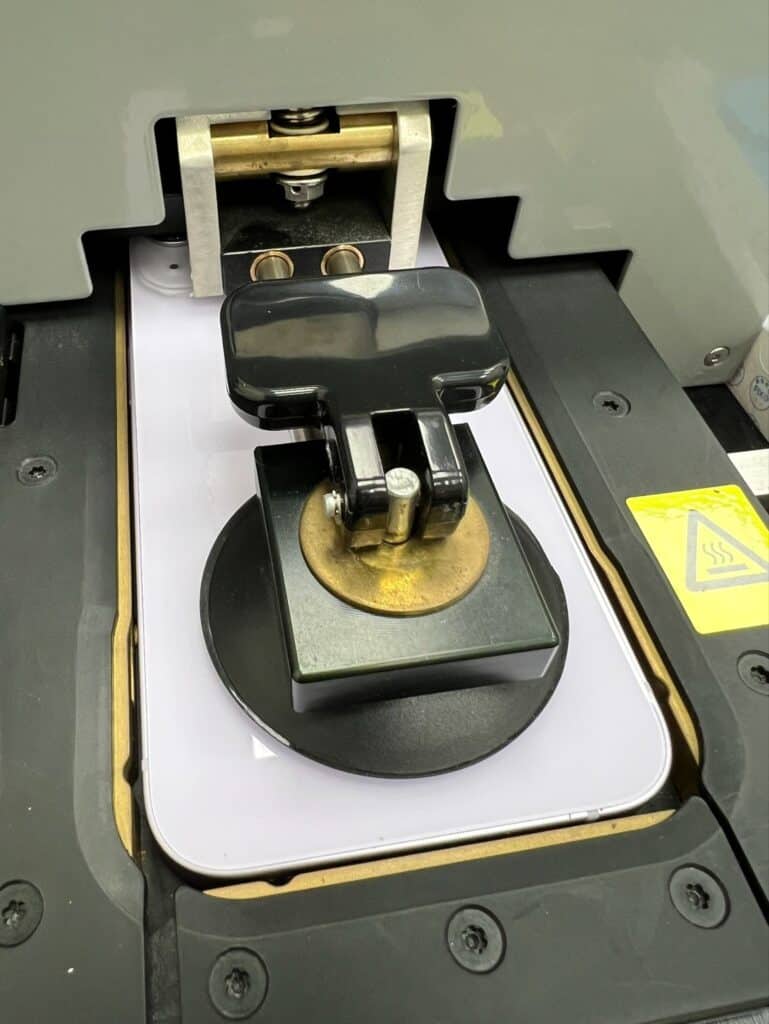 維修完成後，透過專用設備進行螢幕壓合，確保防水膠條密合度。